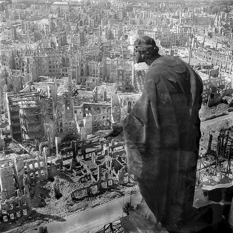 Руины Дрездена после союзных бомбардировок. Скульптура «Добро».jpg