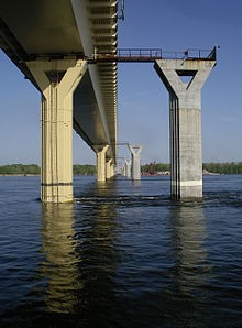 220px-Pillars_of_Volgograd_bridge.jpeg